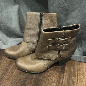 BOC Brown Ankle Boots with Side Zipper and Stacked Heel